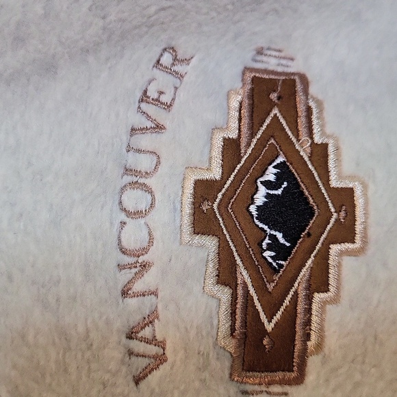 Vancouver Cream Pullover Fleece - Picture 2 of 9